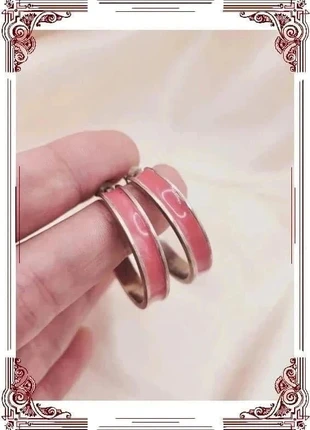 Boucles d'oreilles argentées et émail violet rose 90s silver and pink earrings nineties, marque: Vintage Chic, état: Très bon état, 4,00 €, 4,90 € Protection acheteurs incluse