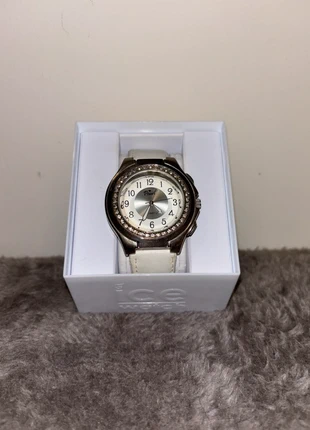 White silver watch with rhinestones, merk: Pearl, staat: Heel goed, maat: 39–42 mm, € 13,50, € 14,88 inclusief Kopersbescherming