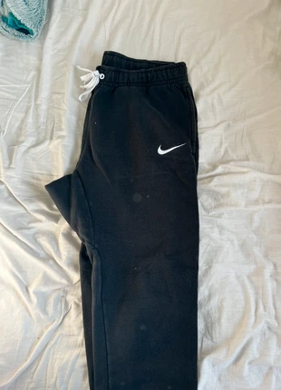 Jogging noir Nike taille L, marque: Nike, état: Très bon état, taille: L, 20,00 €, 21,70 € Protection acheteurs incluse