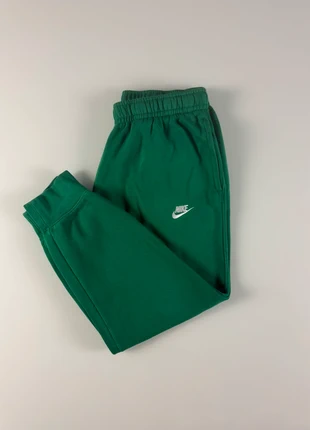 Jogging Nike Club Fleece Brodé, marque: Nike, état: Très bon état, taille: M, 29,50 €, 31,68 € Protection acheteurs incluse