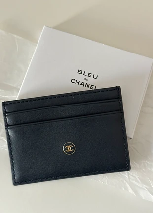 Chanel bleu pashouder darklblue, merk: Chanel, staat: Nieuw zonder prijskaartje, € 65,00, € 68,95 inclusief Kopersbescherming