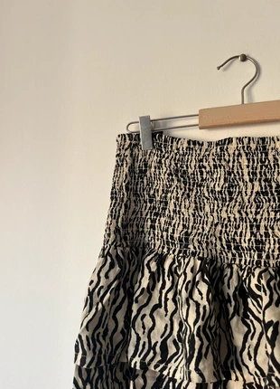 jupe zébrée taille L H&M neuve, marque: H&M, état: Neuf sans étiquette, taille: L / 40 / 12, 5,00 €, 5,95 € Protection acheteurs incluse