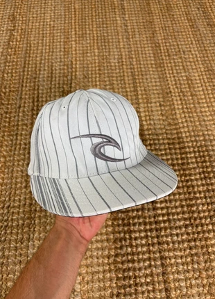 Casquette Plate Blanche et Grise Rayé Brodé Rip Curl Vintage Y2K Taille S-M, merk: Rip Curl, staat: Heel goed, maat: S, € 20,00, € 21,70 inclusief Kopersbescherming Pro