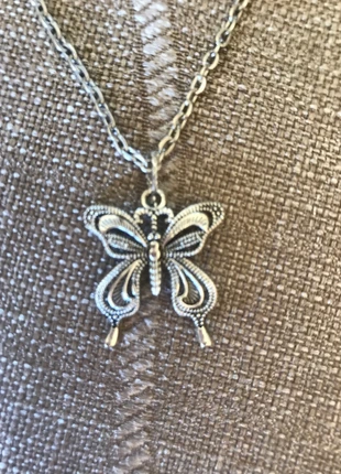 Zilverkleurige vlinder, merk: Vlinder, staat: Goed, € 2,50, € 3,33 inclusief Kopersbescherming