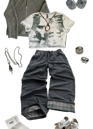 beige & green crop top with vintage 90s graphic print, marke: H&M Divided, zustand: Sehr gut, größe: S / 36 / 8, 5,29 €, 6,25 € inklusive Vinted-Käuferschutz