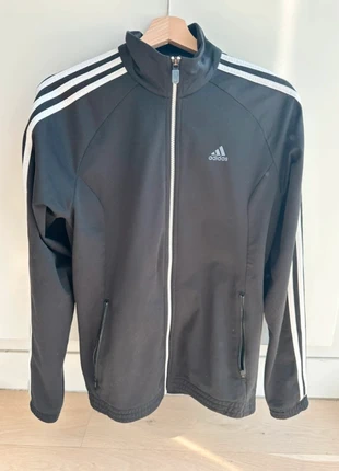 Veste de jogging Adidas noire - Très bon état - Taille S, marca: adidas, estado: Muito bom, tamanho: S, €12.00, €13.30 inclui Proteção do Comprador