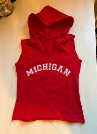 canottiera rossa con cappuccio, marque: University, état: Très bon état, taille: S / 36 / 8, 3,00 €, 3,85 € Protection acheteurs incluse