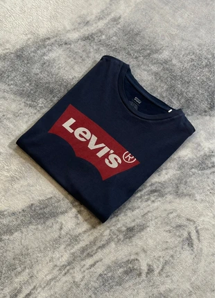 T-shirt Levi’s bleu marine logo rouge imprimé taille S, marque: Levi's, état: Très bon état, taille: S, 17,99 €, 19,59 € Protection acheteurs (Pro) incluse