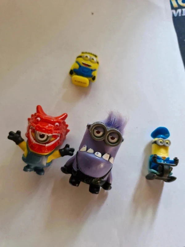 Lot de 4 figurines minions
