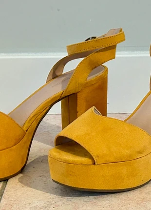 Gele blokhak plateau peeptoe schoenen maat 38, marque: H&M, état: Très bon état, taille: 38, 15,00 €, 16,45 € Protection acheteurs incluse