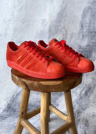 Adidas Originals Superstar London City Series Rouge 44 – Rare Collector, marke: adidas, zustand: Sehr gut, größe: 44, 129,99 €, 137,19 € beinhaltet Vinted-Käuferschutz Pro