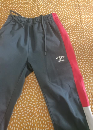 Pantalon de sport, brand: Umbro, condizioni: Ottime, taglia: 8 anni / 128 cm, €2.00, €2.80 include la Protezione acquisti