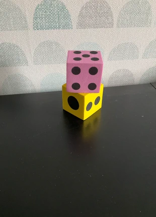 2 gros dés en Mousse Maternelle 6 faces, merk: Montessori, staat: Heel goed, € 4,00, € 4,90 inclusief Kopersbescherming Pro