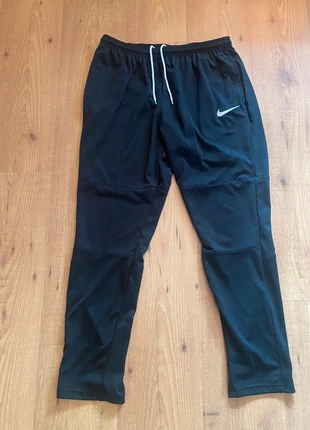 Jogging nike noir M, merk: Nike, staat: Heel goed, maat: M, € 6,00, € 7,00 inclusief Kopersbescherming