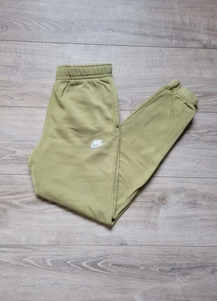 jogging / pantalon cheville sérrer nike club vert kaki logo blanc brodé taille S - SKU 40, merk: Nike, staat: Heel goed, maat: S, € 25,99, € 27,99 inclusief Kopersbescherming Pro