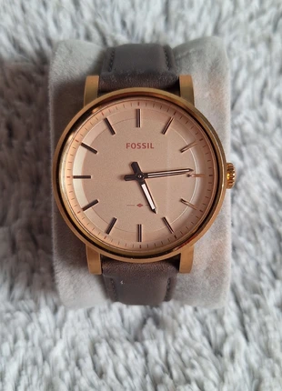 Montre Fossil à quartz dorée bracelet en cuir, marque: Fossil, état: Très bon état, taille: 30–38 mm, 25,00 €, 26,95 € Protection acheteurs incluse