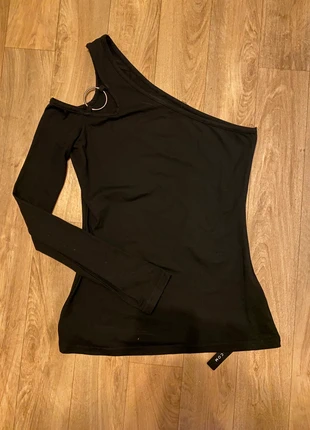 Haut asymétrique manches longues épaule dénudée avec anneau argenté, marke: Solado, zustand: Neu, mit Etikett, größe: XS / 34 / 6, 12,00 €, 13,30 € inklusive Vinted-Käuferschutz