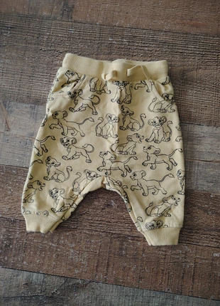 pantalon, merk: Disney, staat: Heel goed, maat: 6-9 maanden / 68 cm, € 2,00, € 2,80 inclusief Kopersbescherming