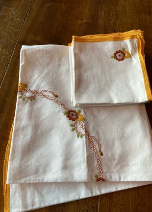 Nappe ronde coton brodée – bord jaune – diamètre 160 cm + 7 serviettes assorties, staat: Heel goed, € 14,00, € 15,40 inclusief Kopersbescherming