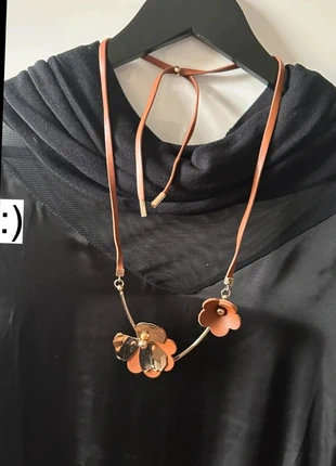 Collier style cuir marron et fleurs dorées acier, marke: Unique, zustand: Neu, 12,00 €, 13,30 € inklusive Vinted-Käuferschutz
