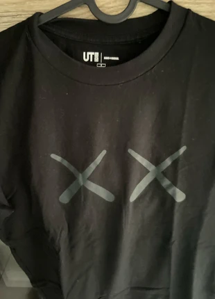 Tee shirt édition limitée, marque: Uniqlo, état: Très bon état, taille: S, 15,00 €, 16,45 € Protection acheteurs incluse