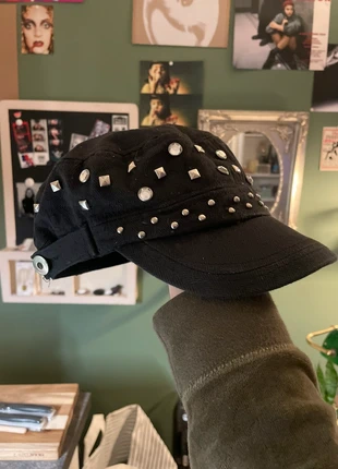 Black cap with studs and rhinestones, merk: Vintage Dressing, staat: Heel goed, maat: S, € 20,00, € 21,70 inclusief Kopersbescherming