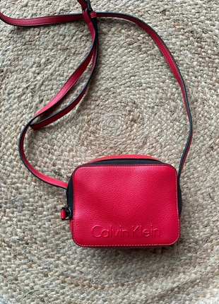 Petit sac à main rouge Calvin Klein, marque: Calvin Klein, état: Neuf sans étiquette, 18,00 €, 19,60 € Protection acheteurs incluse