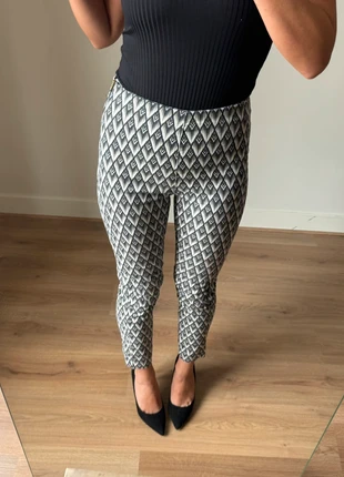 Zwart-wit grafische broek - H&M - maat 36, merk: H&M, staat: Heel goed, maat: S / 36 / 8, € 3,99, € 4,89 inclusief Kopersbescherming