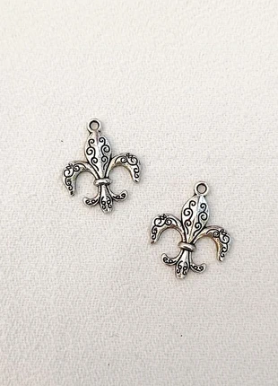 2 Breloques Fleur de Lys 26mm – Métal Argenté Effet Vieilli – Perles & Apprêts – Réf. B829, brand: sans marque, condition: Very good, €1.40, €2.17 includes Buyer Protection Pro