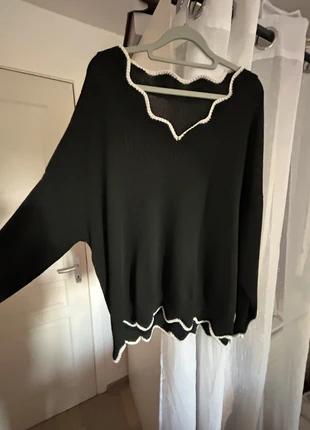 Haut noir brodé blanc, brand: Shein, condizioni: Nuovo senza cartellino, taglia: 6XL / IT 56 / EU 52, €10.00, €11.20 include la Protezione acquisti