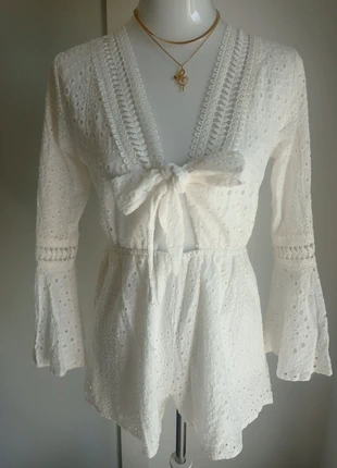 Magnifique combishort blanc cassé broderie et dentelle avec noeud TS/M Clothes, merk: Cloothes, staat: Heel goed, maat: M / 38 / 10, € 11,50, € 12,78 inclusief Kopersbescherming Pro