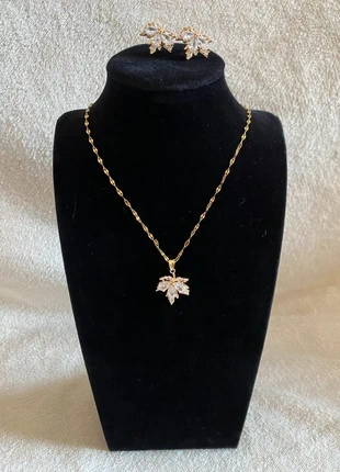 Ensemble collier et boucle d’oreilles dorés feuille d’érable neuf, condizioni: Nuovo senza cartellino, €24.00, €25.90 include la Protezione acquisti