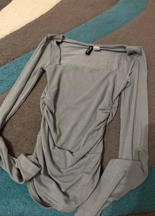 Graues Langarmshirt von H&M (Divided), marke: H&M Divided, zustand: Sehr gut, größe: XS / 34 / 6, 1,00 €, 1,25 € inklusive Vinted-Käuferschutz