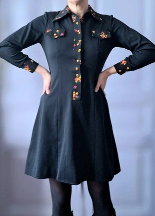 70s kleid schwarz mit bunten details und goldenen knöpfen 36/38, brand: Vintage Dressing, condizioni: Ottime, taglia: Taglia unica, €27.00, €29.05 include la Protezione acquisti