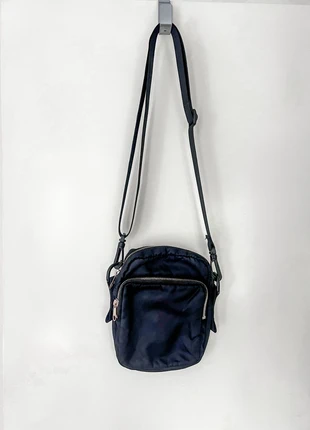 Nylon schouder tasje, marque: Monki, état: Très bon état, 12,00 €, 13,30 € Protection acheteurs incluse