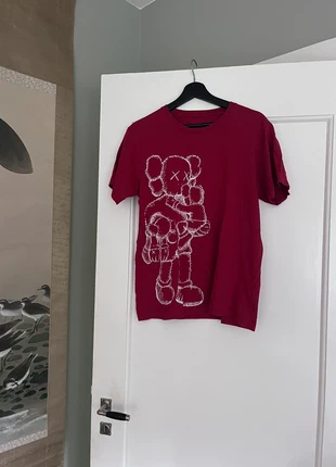 Kaws shirt Uniqlo, merk: Uniqlo, staat: Goed, maat: M, € 12,00, € 13,30 inclusief Kopersbescherming