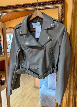 Chaqueta biker gris polipiel, marque: Stradivarius, état: Neuf avec étiquette, taille: S / 36 / 8, 19,99 €, 21,69 € Protection acheteurs incluse