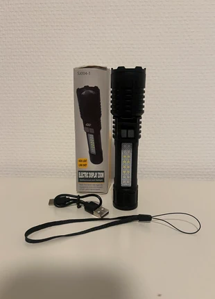 NIEUW! Hele krachtige zaklamp 🔦, merk: lightning, staat: Nieuw met prijskaartje, € 12,50, € 13,83 inclusief Kopersbescherming