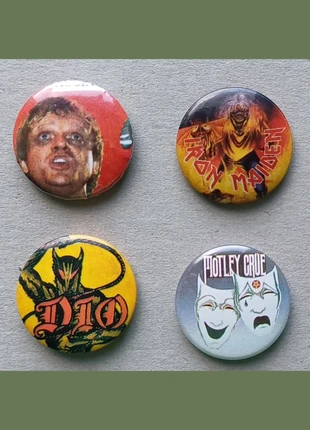 Lot de 4 Badges Vintage – Accept, Dio, Mötley Crüe, Iron Maiden – Hard Rock & Metal, marke: Hard Rock, zustand: Sehr gut, 9,00 €, 10,15 € inklusive Vinted-Käuferschutz