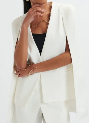 Sculpted Elegance: The Cape Blazer, marca: Zara, estado: Novo com etiquetas, tamanho: S / 36 / 8, €40.00, €42.70 inclui Proteção do Comprador