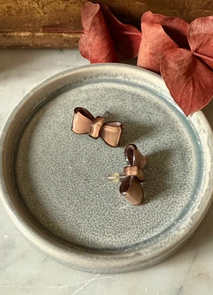 Boucles d'oreilles en forme de nœud en acétate beige rosé, staat: Heel goed, € 3,95, € 4,85 inclusief Kopersbescherming