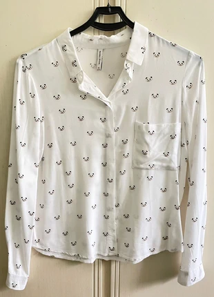 Camicia bianca con pattern di panda – super cute!, merk: Bershka, staat: Heel goed, maat: XS / 34 / 6, € 4,00, € 4,90 inclusief Kopersbescherming