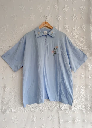 Vintage Light Blue Cottagecore Embroidered Polo Shirt, merk: Vintage Dressing, staat: Heel goed, maat: 8XL / 56 / 28, € 16,00, € 17,50 inclusief Kopersbescherming