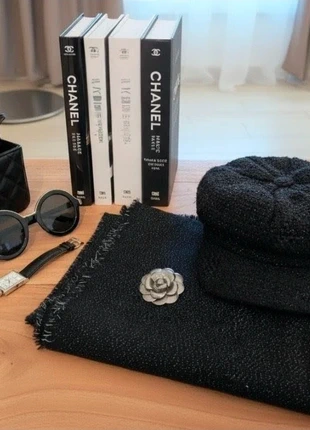 Set sciarpa misto lana nero e brillantini + berretto tweed newsboy nero e brillantini, brand: Boutique Parisienne, condizioni: Ottime, €10.00, €11.20 include la Protezione acquisti