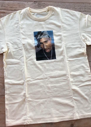 T shirt Tupac, brand: Pull & Bear, condizioni: Nuovo senza cartellino, taglia: S, €5.00, €5.95 include la Protezione acquisti