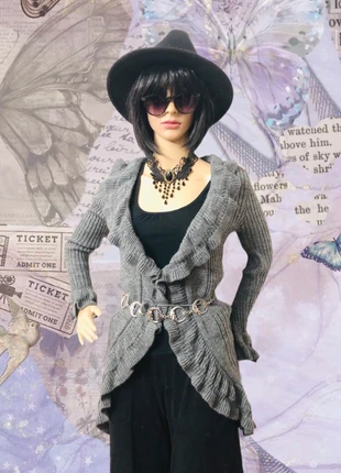 🩶Long gilet laine gris volants fairycore Y2k coquette whimsigoth grey wool cardigan with ruffles🩶, marke: COQUETTE, zustand: Sehr gut, größe: XS / 34 / 6, 18,00 €, 19,60 € beinhaltet Vinted-Käuferschutz Pro
