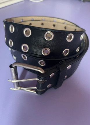Cintura nera con i buchi, état: Bon état, taille: Ajustable, 1,50 €, 2,28 € Protection acheteurs incluse