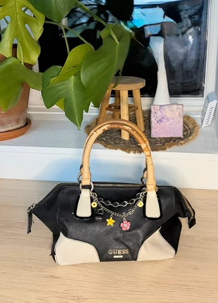 Sac à main GUESS noir et beige avec breloques – modèle élégant – poignées usées, brand: GUESS, condizioni: Buone, €24.99, €26.94 include la Protezione acquisti