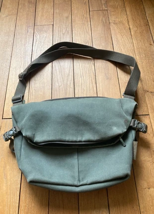 🎒 Sac Besace Côte&Ciel kaki extensible, marca: Côte&ciel, estado: Muy bueno, 25,00 €, 26,95 € Protección al comprador incluida