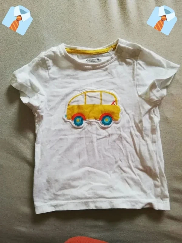 T-shirt Blanc avec Col Jaune et Motif Voiture - Marque Orchestra - Taille 23 Mois